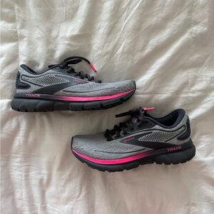 Brooks Women's Athletic Shoes in Gray and Pink